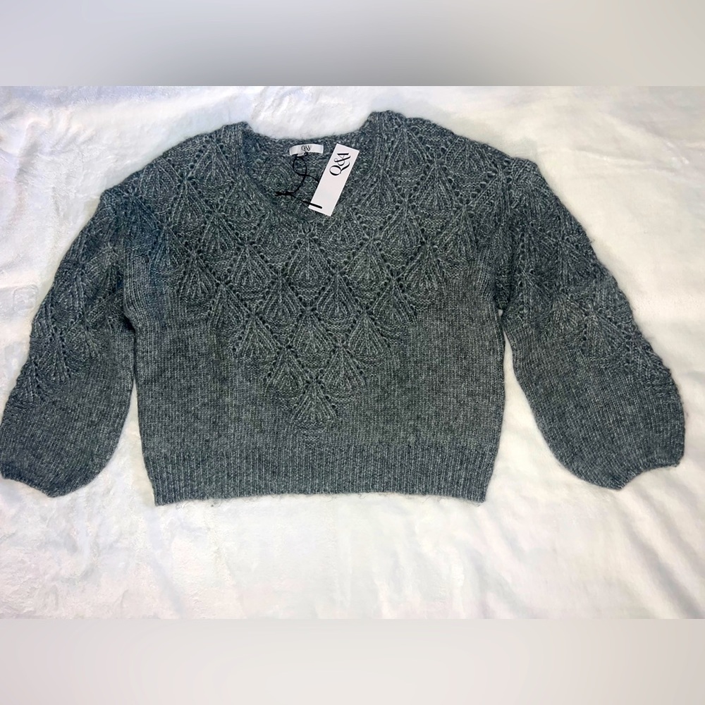 gray women's blouse, for the cold.
49%ACRYLIC
33%POLYESTER/
13%NYLON/
5% WOOL